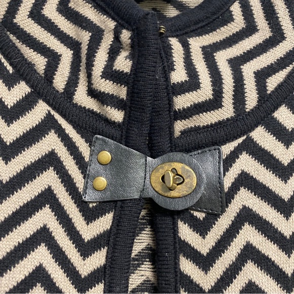 Liz Claiborne Sweater Poncho L/XL Black and Beige Chevron leather buckle closure - Picture 4 of 12